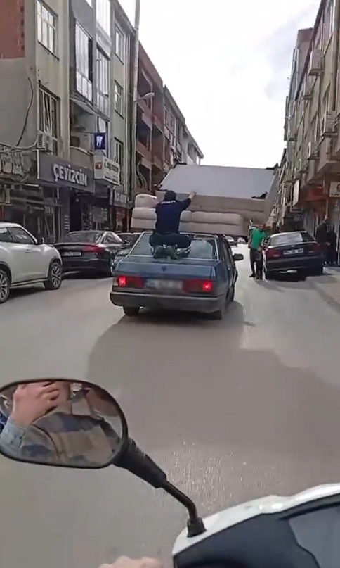 Otomobilin tavanında taşınan koltuklar şaşkına çevirdi