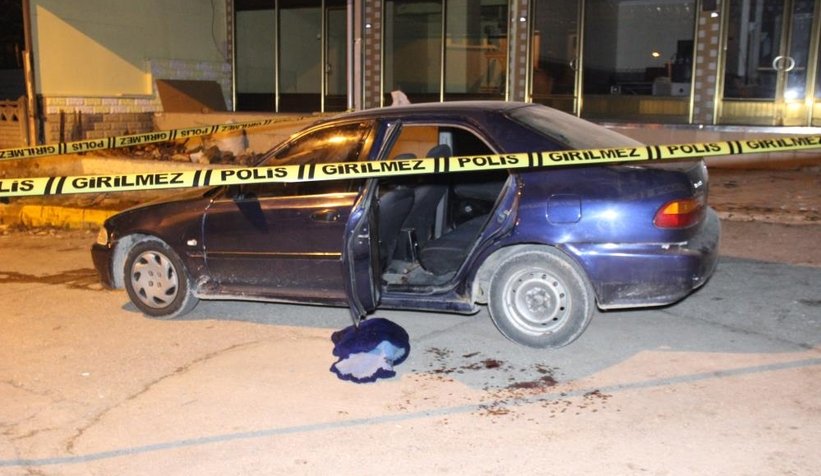 Otomobilinde silahlı saldırıya uğradı