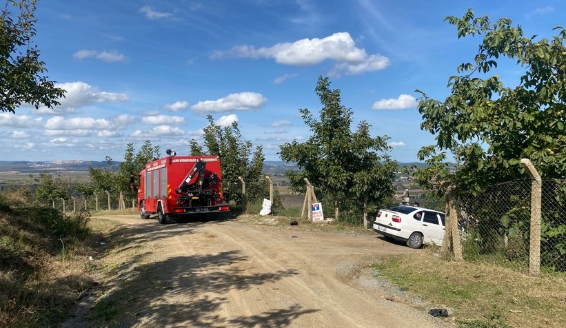 Otomobilini kurtarmak için üzerine çıktı