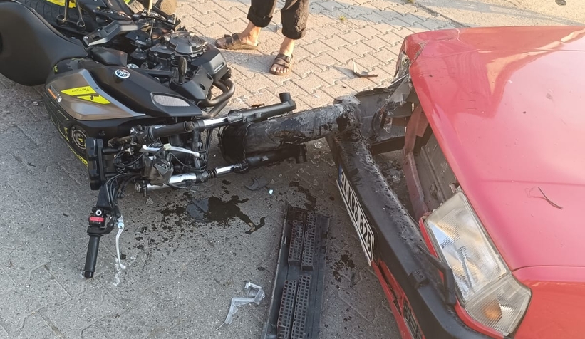 otomobille-carpisan-motosikletli-yaralandimvfpukjfog