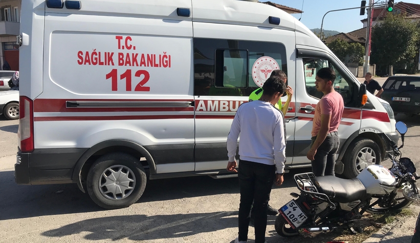 otomobille-carpisan-motosikletteki-2-kisi-yaralandicwq5q0y3ms