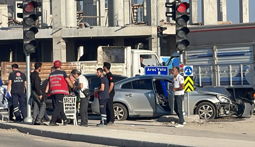 Otomobiller çarpıştı: 1 yaralı