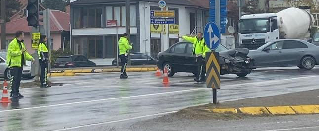 Otomobiller çarpıştı: 2 yaralı