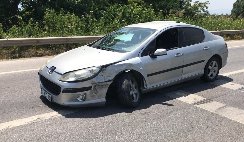 Otomobiller çarpıştı