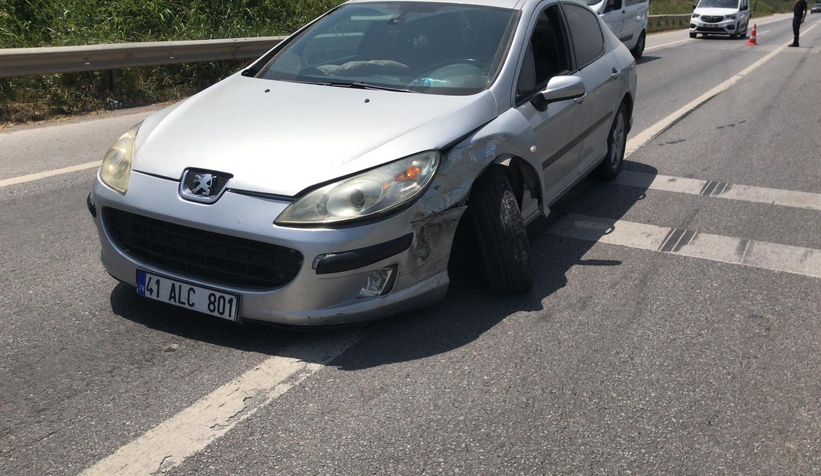 Otomobiller çarpıştı