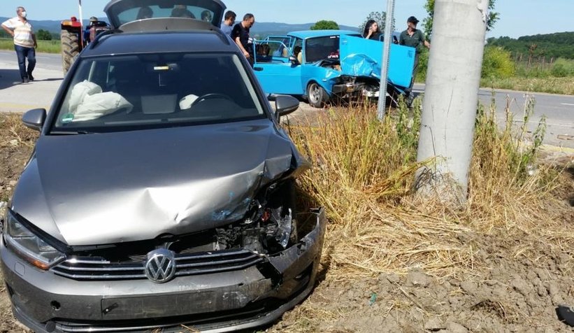 Otomobiller kafa kafaya çarpıştı: 1’i ağır 4 yaralı