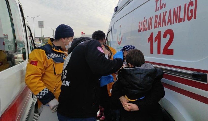 Otomobiller kafa kafaya çarpıştı: 1’i çocuk 2 yaralı