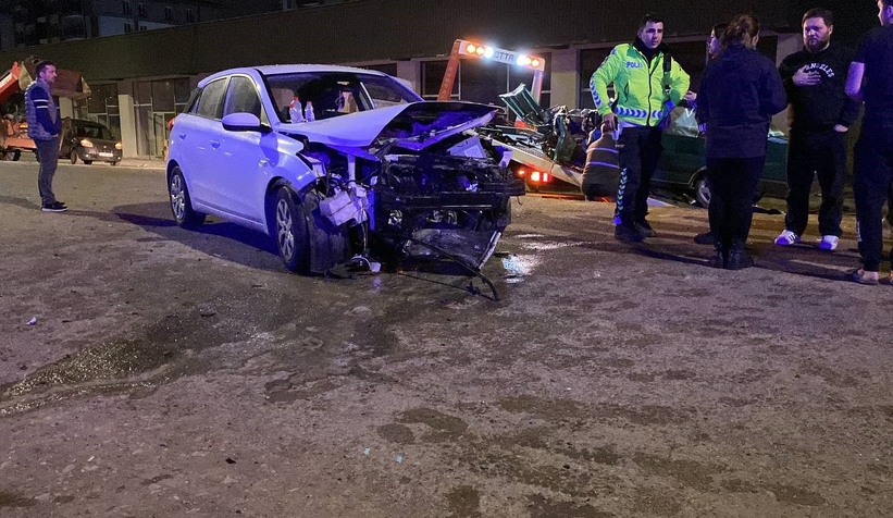 otomobiller-kafa-kafaya-carpisti-3-yaraliadbqafh3df