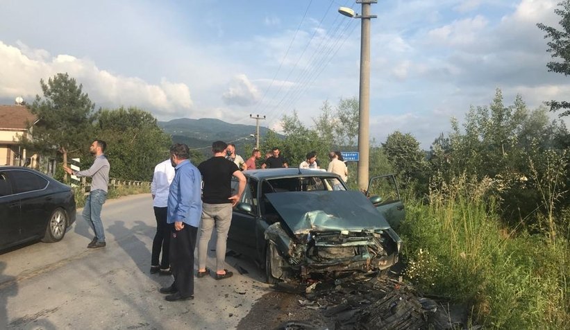 Otomobiller kafa kafaya çarpıştı: 4 yaralı