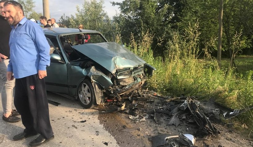 Otomobiller kafa kafaya çarpıştı: 4 yaralı