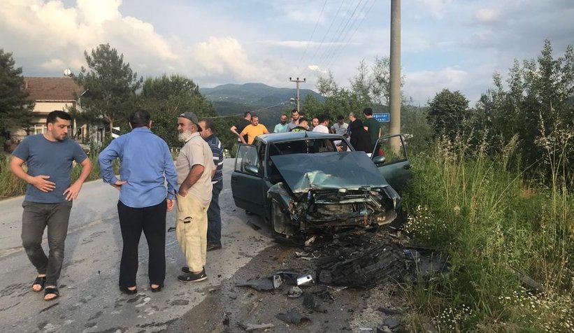 Otomobiller kafa kafaya çarpıştı: 4 yaralı