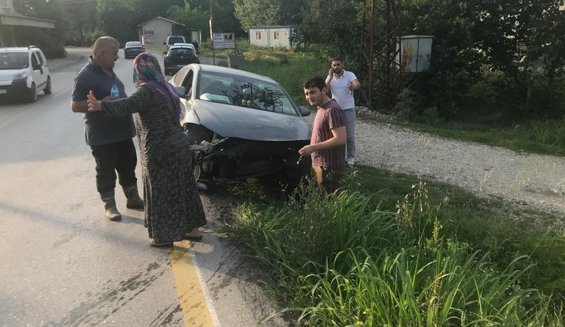 Otomobiller kafa kafaya çarpıştı: 4 yaralı