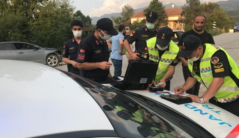 Otomobiller kafa kafaya çarpıştı: 4 yaralı