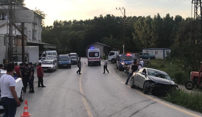 Otomobiller kafa kafaya çarpıştı: 4 yaralı