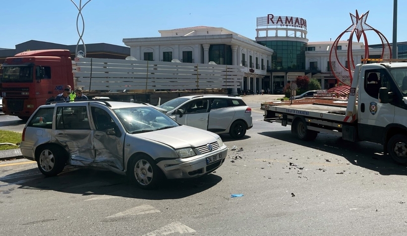 Otomobiller kavşakta çarpıştı: 3 yaralı