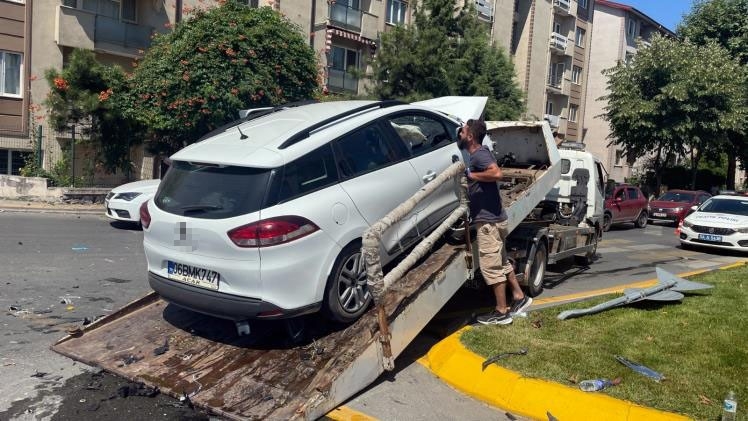 Otomobiller kavşakta çarpıştı: 3 yaralı