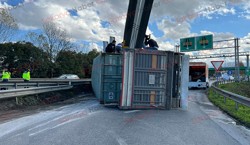 otoyol-baglantisinda-maden-yuklu-tir-devrildiq2t0ajfuau