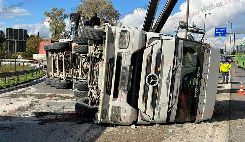 otoyol-baglantisinda-maden-yuklu-tir-devrildiq2t0ajfuau