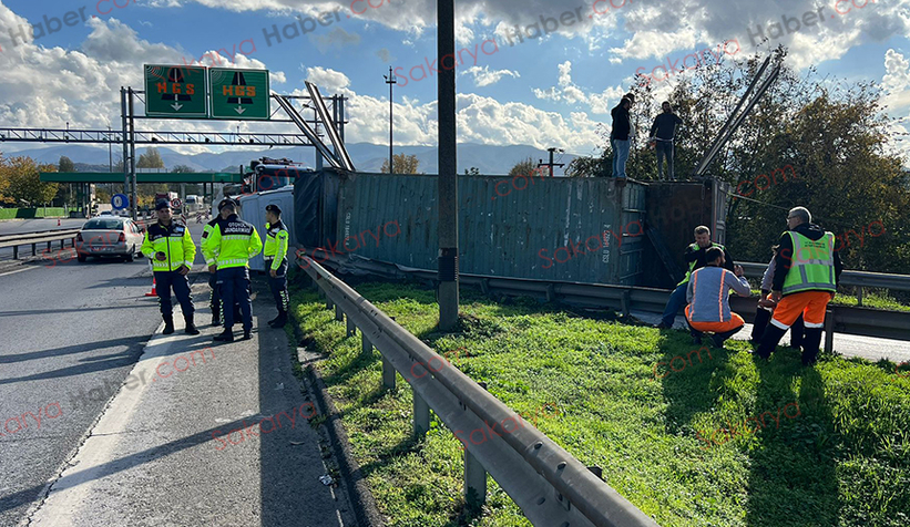 otoyol-baglantisinda-maden-yuklu-tir-devrildiq2t0ajfuau