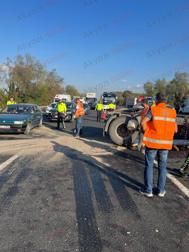 Otoyol da 2 tırın çarpışması sonucu 1 kişi yaralandı