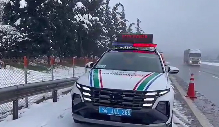 Otoyol jandarmadan kar altında nöbet