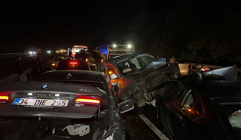 Otoyolda 11 araç birbirine girdi: 6 yaralı