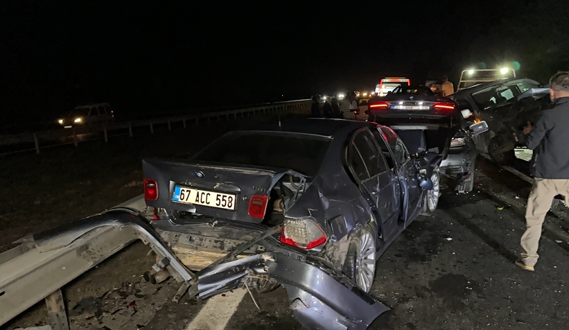 Otoyolda 11 araç birbirine girdi: 6 yaralı