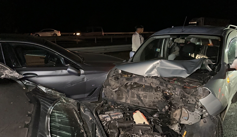 Otoyolda 11 araç birbirine girdi: 6 yaralı