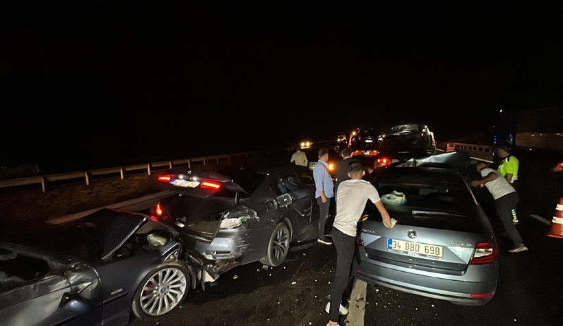 Otoyolda 11 araç birbirine girdi: 6 yaralı