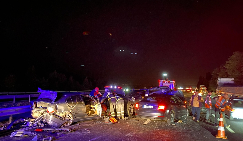 Otoyolda 11 araç birbirine girdi: 6 yaralı