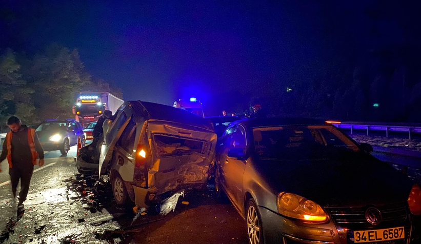 Otoyolda 11 araç birbirine girdi: 6 yaralı