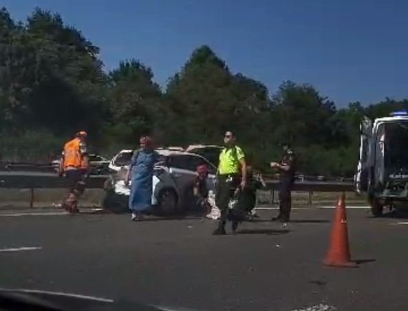 Otoyolda 5 araçlı  zincirleme kaza