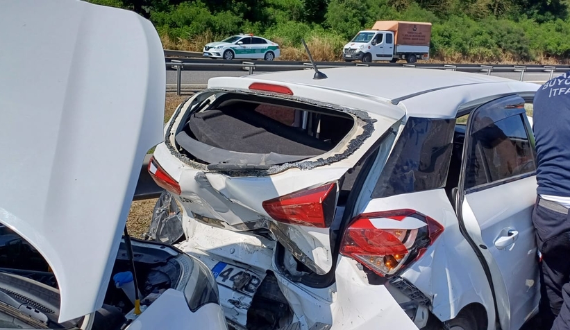 Otoyolda 5 araçlı  zincirleme kaza