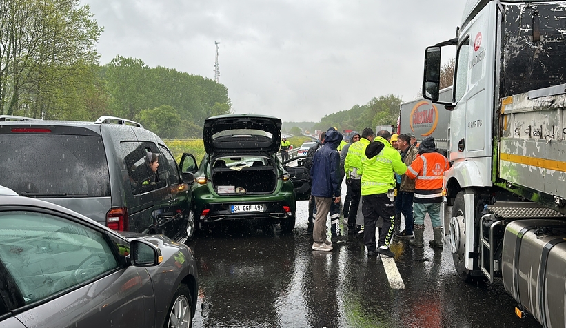 Otoyolda 8 araç birbirine girdi