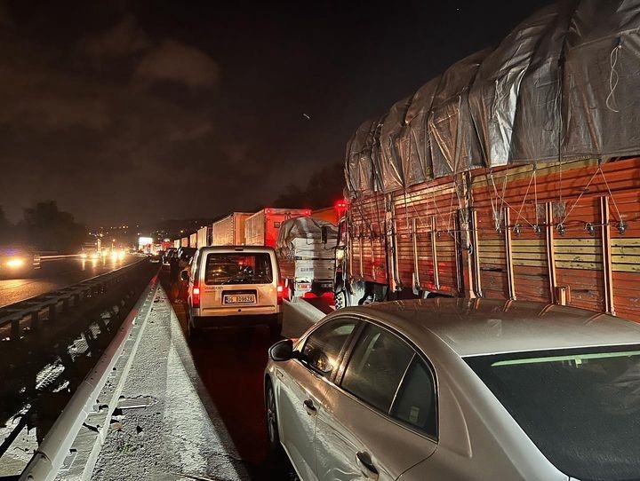 Otoyolda 9 araçlı zincirleme kaza