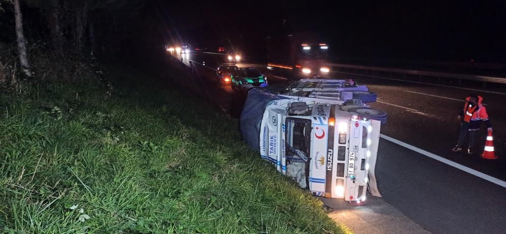 otoyolda-ayva-yuklu-kamyonet-devrildikys2aut1aw