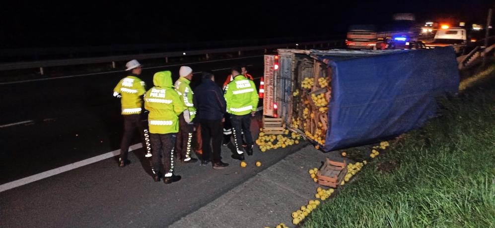 otoyolda-ayva-yuklu-kamyonet-devrildikys2aut1aw