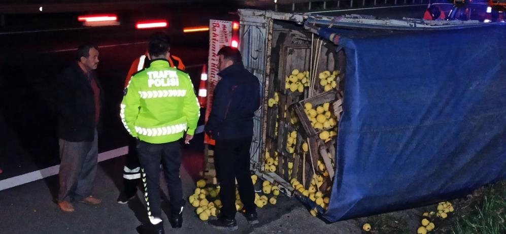 otoyolda-ayva-yuklu-kamyonet-devrildikys2aut1aw