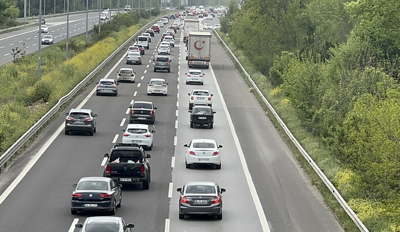 otoyolda-donus-yogunlugu-trafigi-durdurdunxzcvetvek