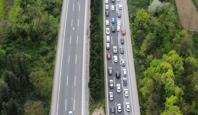 otoyolda-donus-yogunlugu-trafigi-durdurdunxzcvetvek