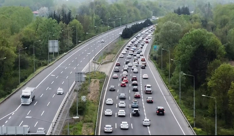 otoyolda-donus-yogunlugu-trafigi-durdurdunxzcvetvek