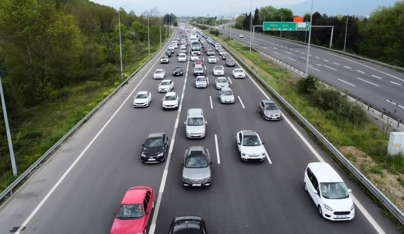 otoyolda-donus-yogunlugu-trafigi-durdurdunxzcvetvek