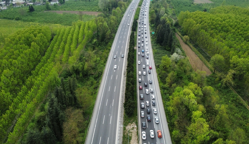 otoyolda-donus-yogunlugu-trafigi-durdurdunxzcvetvek