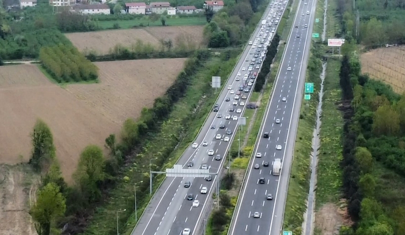 otoyolda-donus-yogunlugu-trafigi-durdurdunxzcvetvek