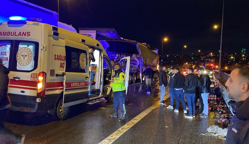 Otoyolda feci kaza: 2 ölü, 4 yaralı