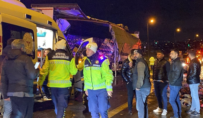 Otoyolda feci kaza: 2 ölü, 4 yaralı