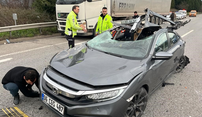 Otoyolda feci kaza: 3 yaralı