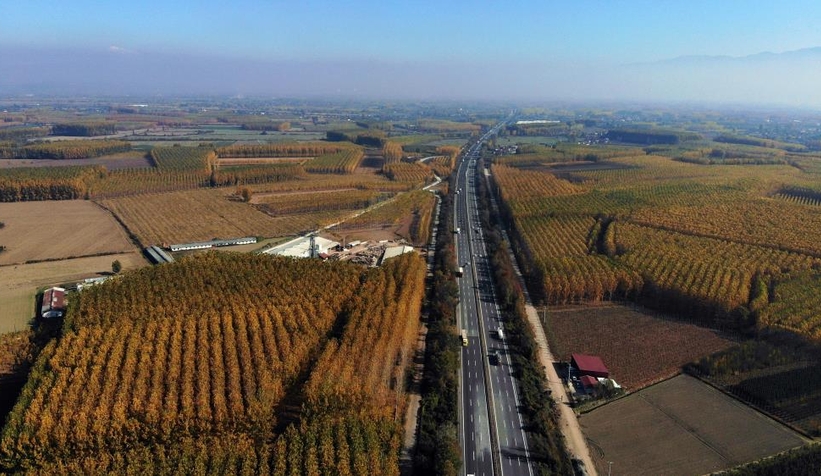 Otoyolda hız kesen manzara
