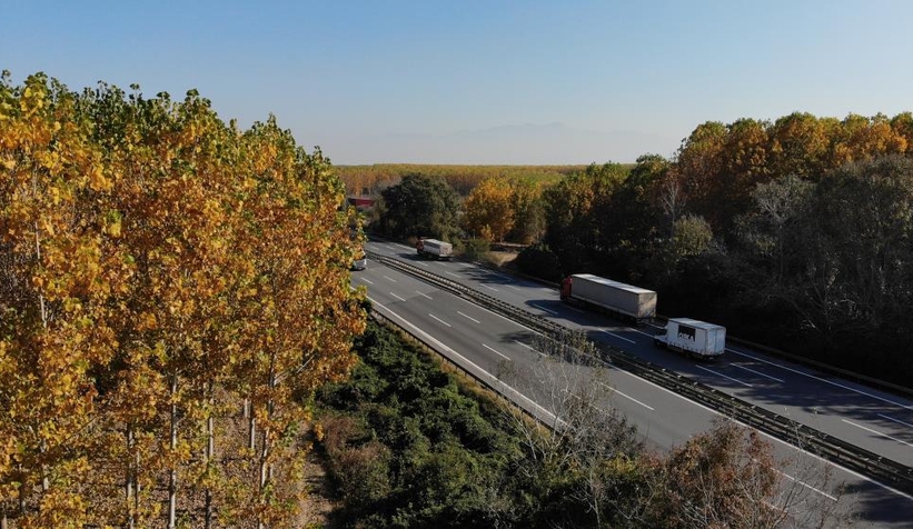 Otoyolda hız kesen manzara