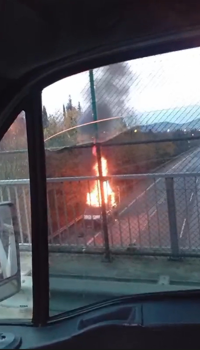 otoyolda-kamyonet-alev-alev-yandivxjwmcs4sn